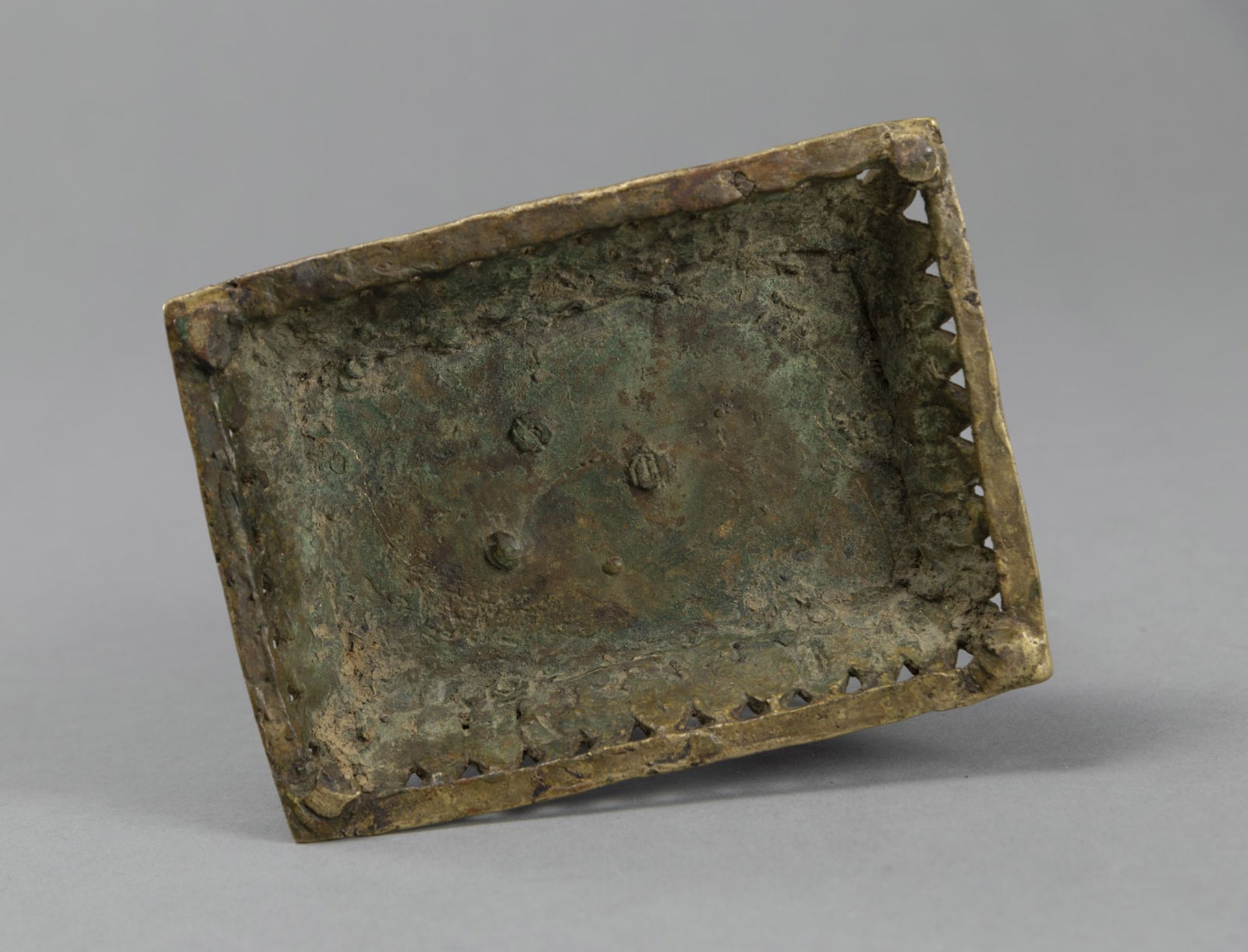 A GILT-COPPER OILLAMP WITH A KNEELING WORSHIPPING COUPLE ON A RECTANGULAR LOTUS BASE - Image 4 of 4