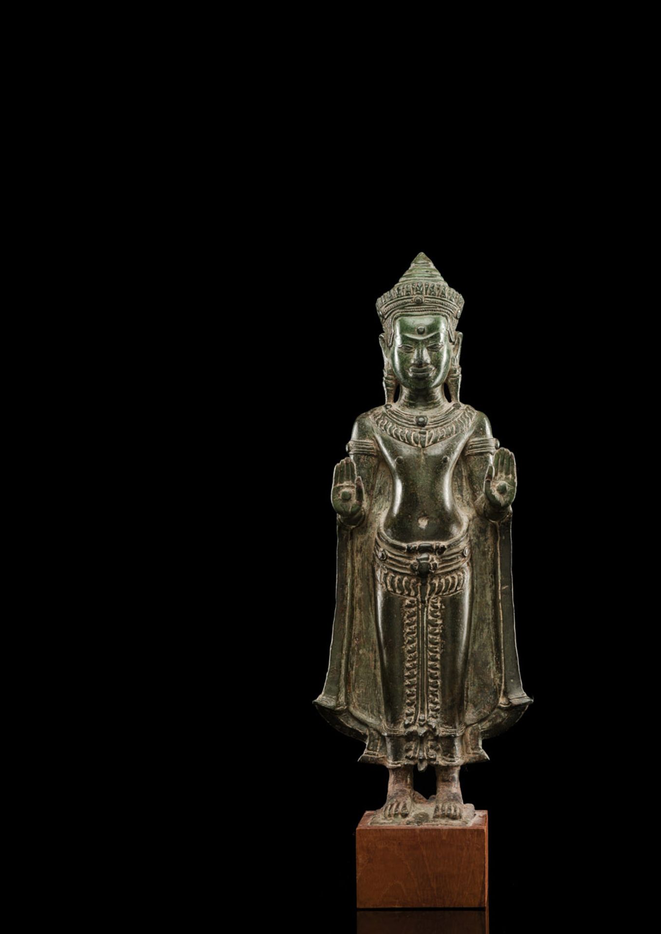 A BRONZE FIGURE OF THE BUDDHA PAREE