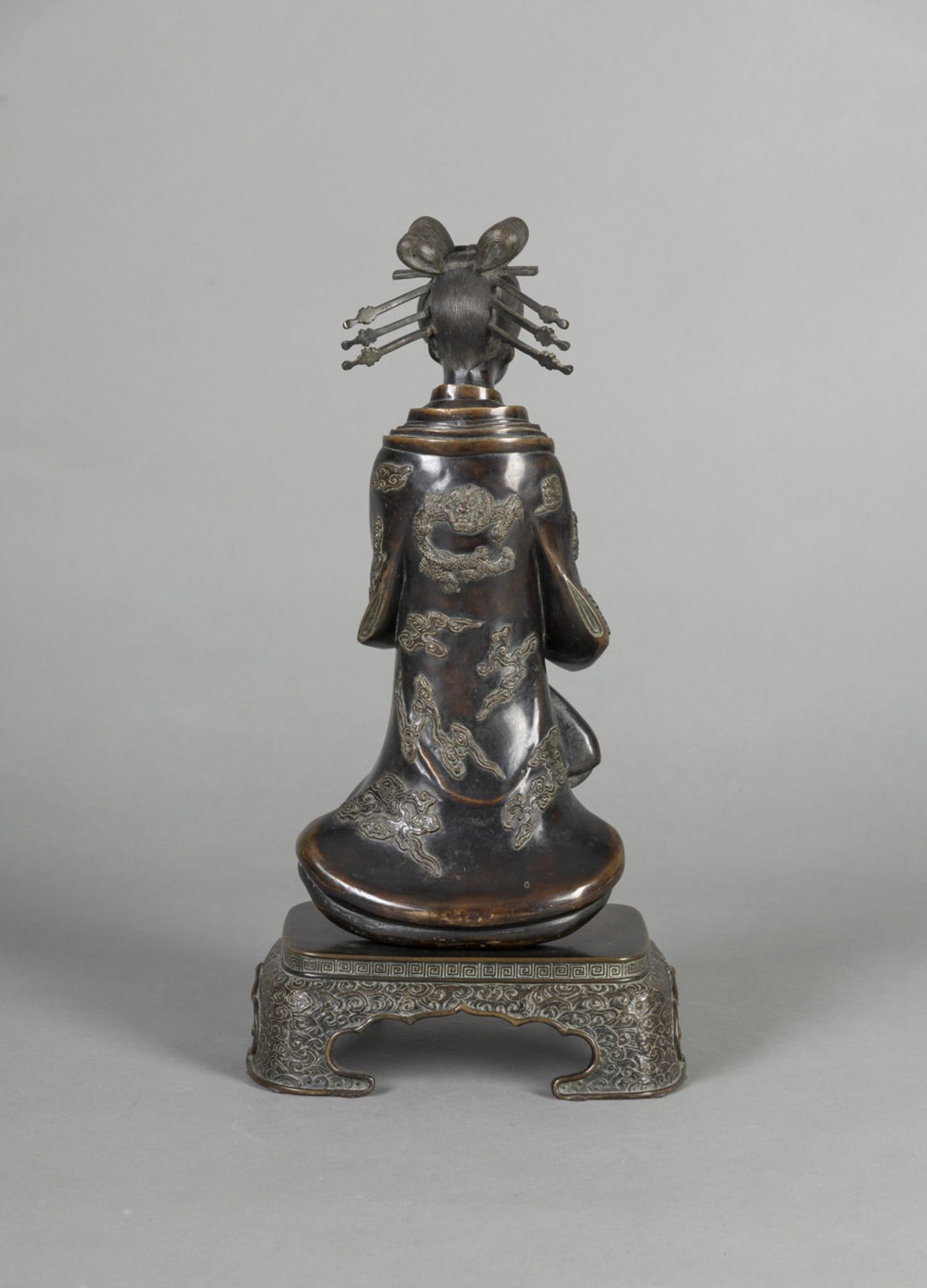 A TWO-PART BRONZE OKIMONO OF A GEISHA WEARING A DRAGON KIMONO - Image 3 of 4