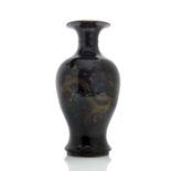 Sogen. 'Mirror-Black'-Vase aus Porzellan mit Goldmalerei von Drachen und Flammenperle