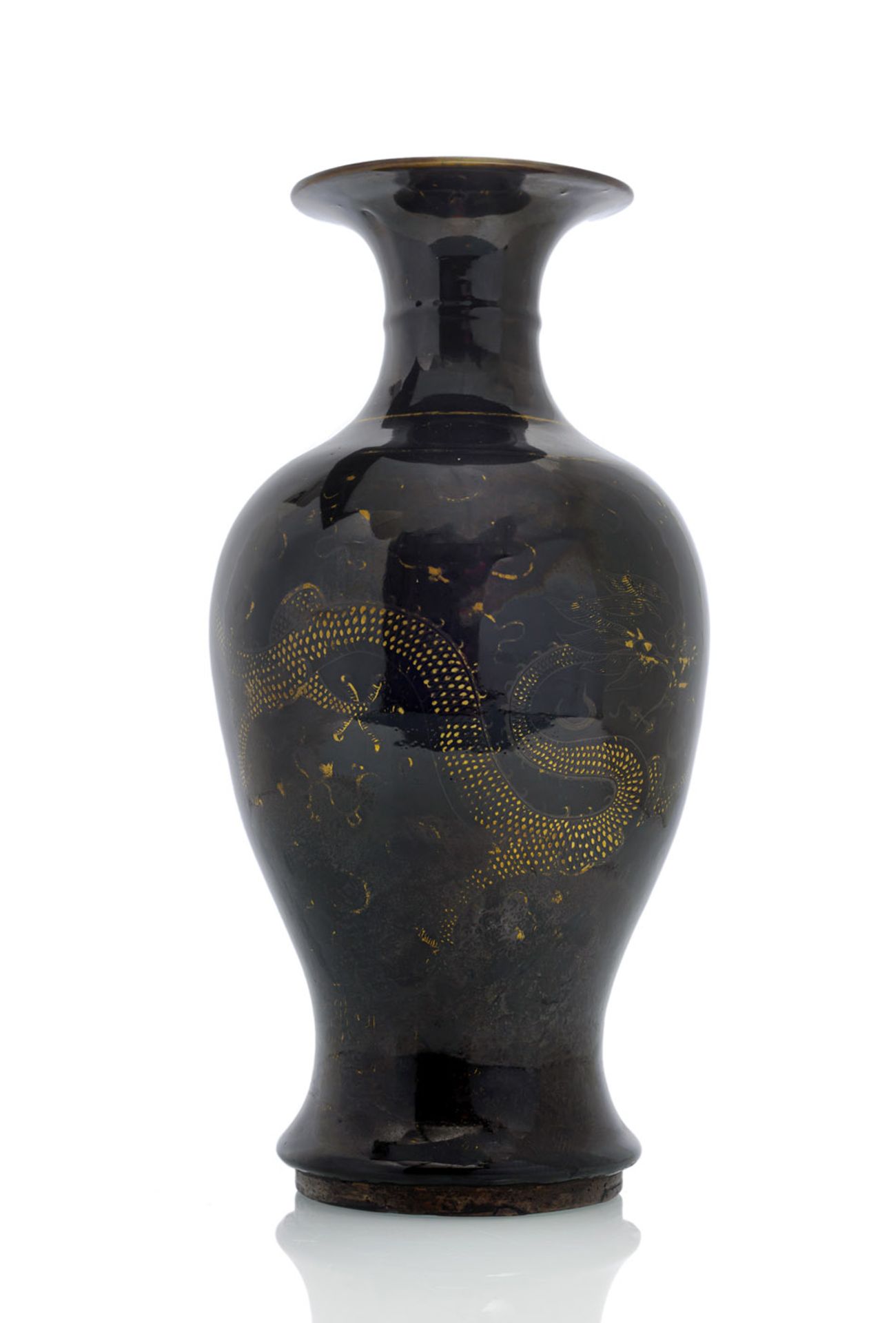 Sogen. 'Mirror-Black'-Vase aus Porzellan mit Goldmalerei von Drachen und Flammenperle