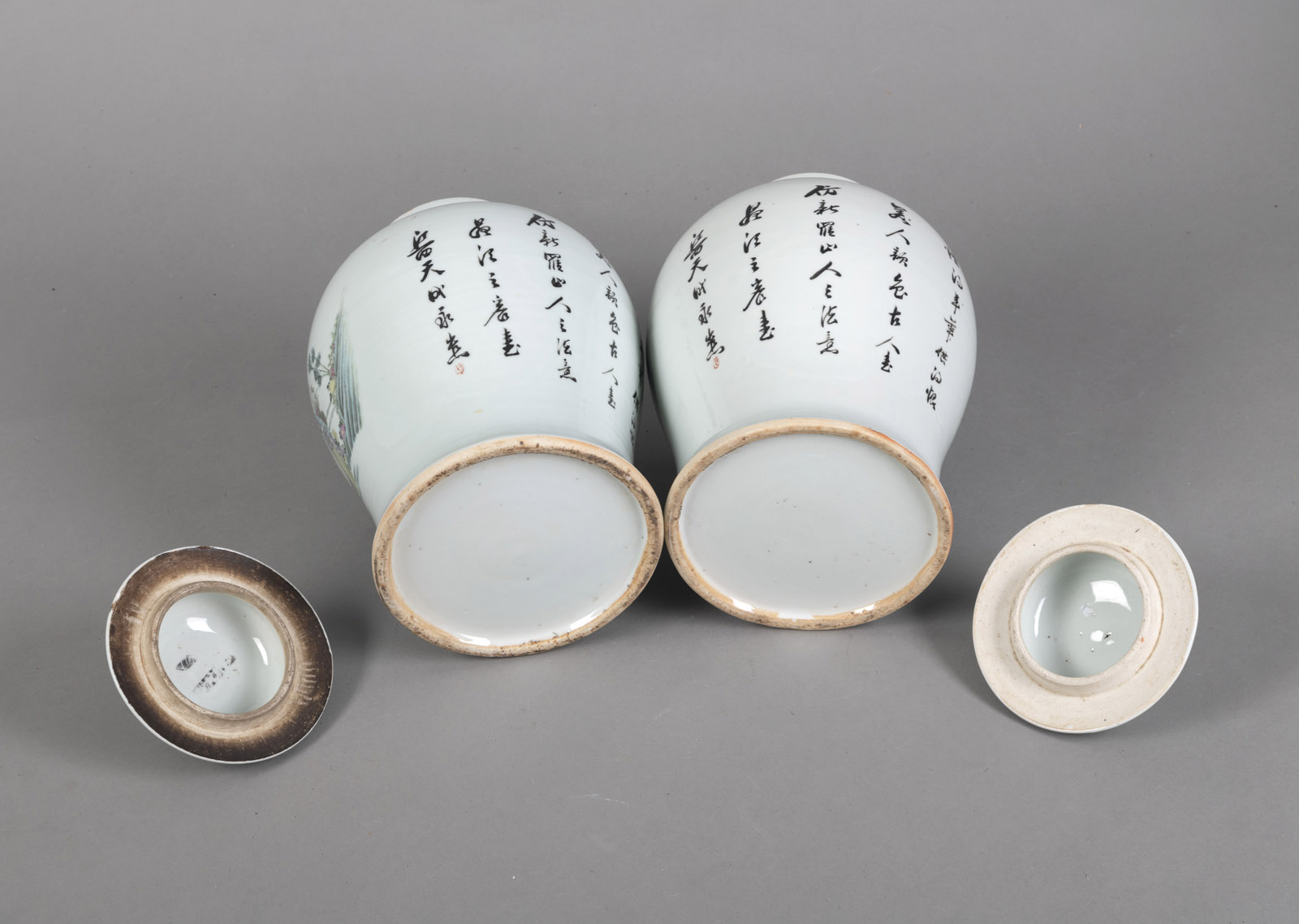 A PAIR OF INSCRIBED 'QIANJIANGCAI' FIGURAL PORCELAIN VASES WITH COVERS - Image 4 of 4