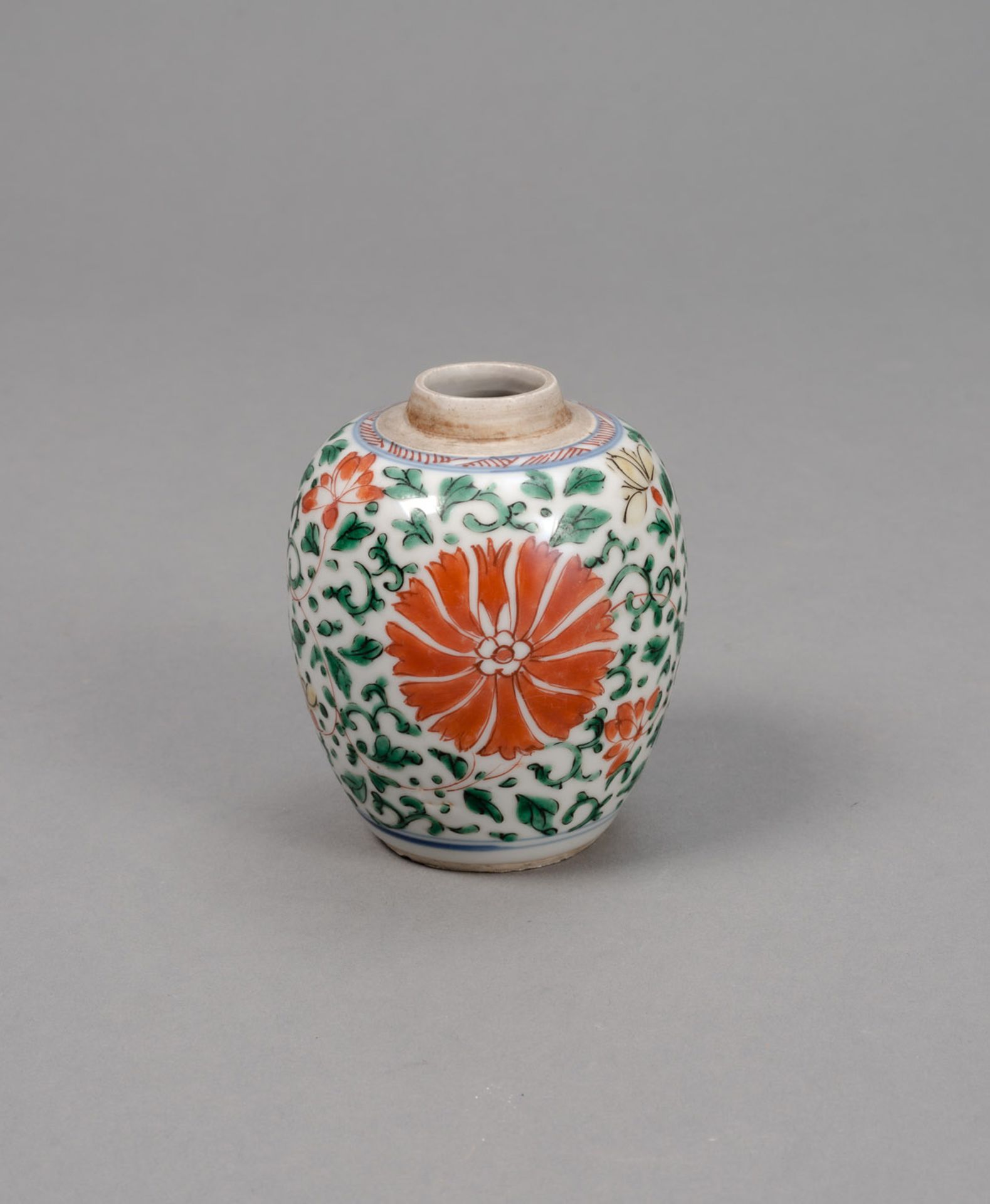 A SMALL 'WUCAI' LOTUS SHOULDER VASE - Image 2 of 4