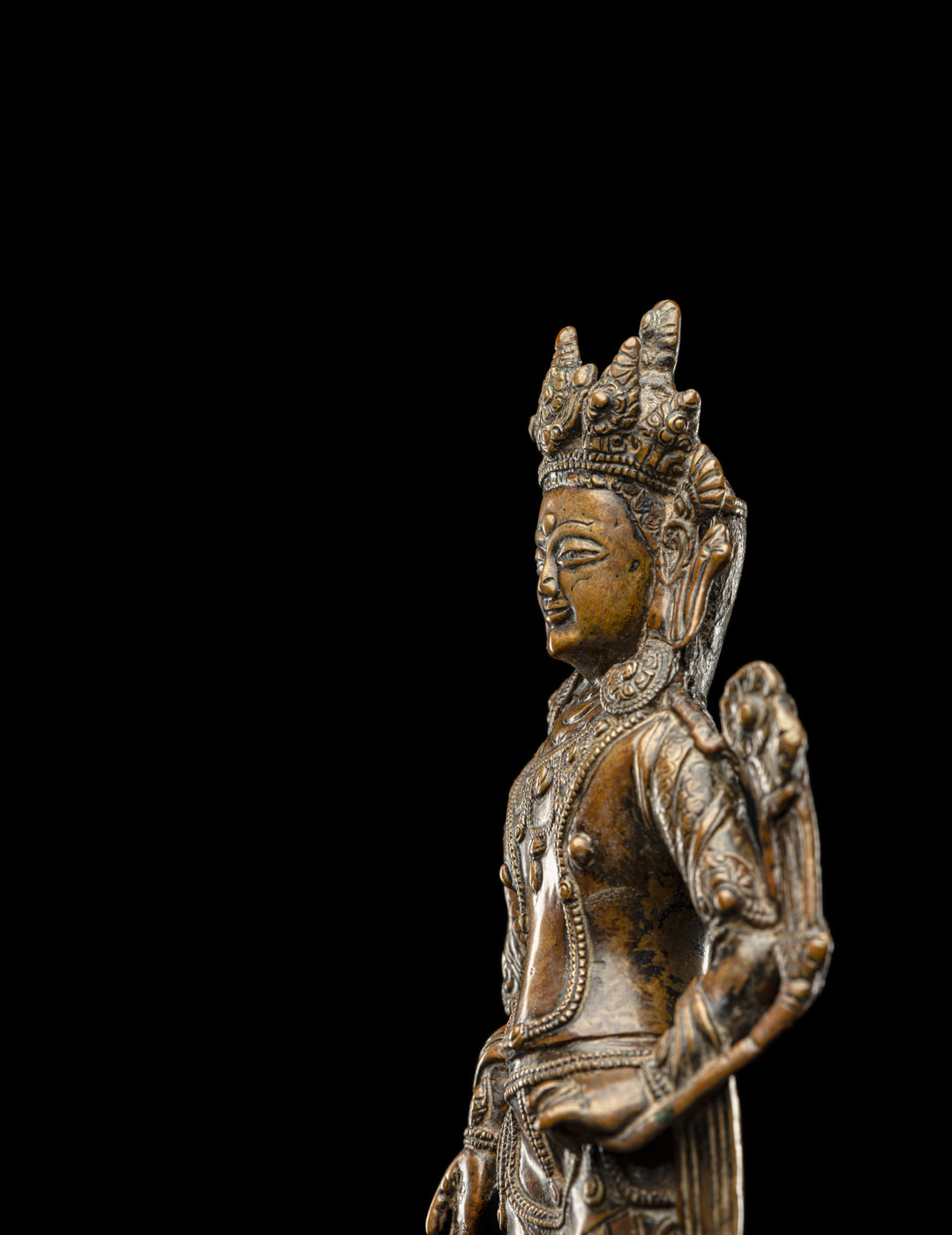 A RARE BRONZE FIGURE OF AVALOKITESHVARA - Image 4 of 4