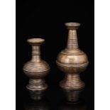 Zwei Vasen aus Bronze