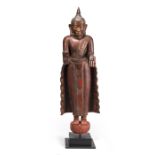 Große Skulptur des stehenden Buddha Shakyamuni aus Holz mit roter Lackfassung