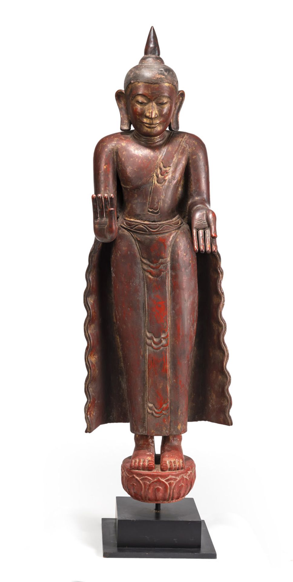 Große Skulptur des stehenden Buddha Shakyamuni aus Holz mit roter Lackfassung