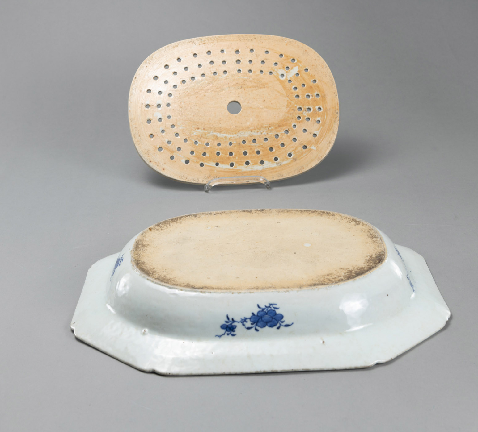 OCTAGONAL BLUE AND WHITE PORCELAIN WARMING PLATE SET WITH A SEA LANDSCAPE - Image 4 of 4