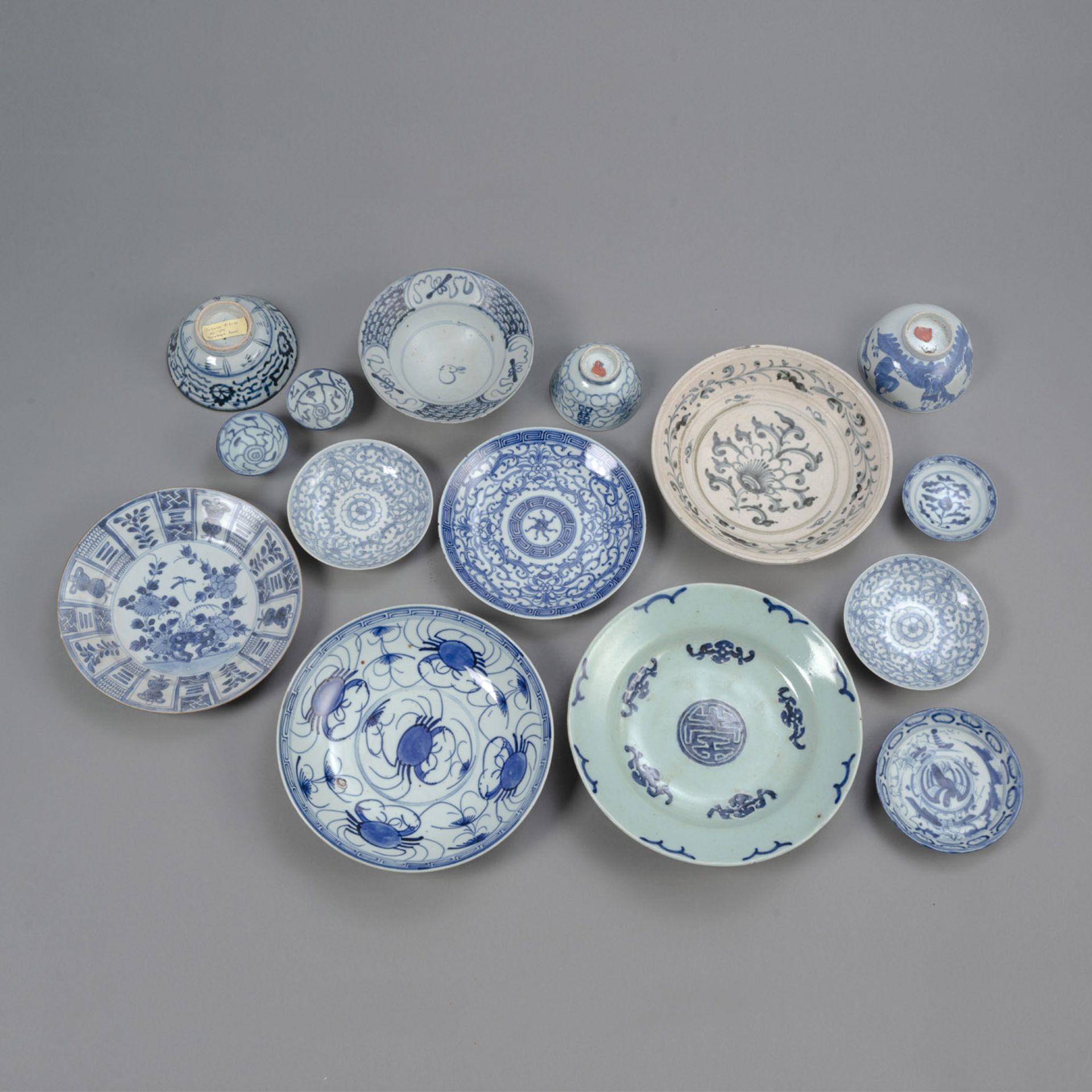 A GROUP OF 15 BLUE AND WHITE PORCELAIN DISHES AND BOWLS