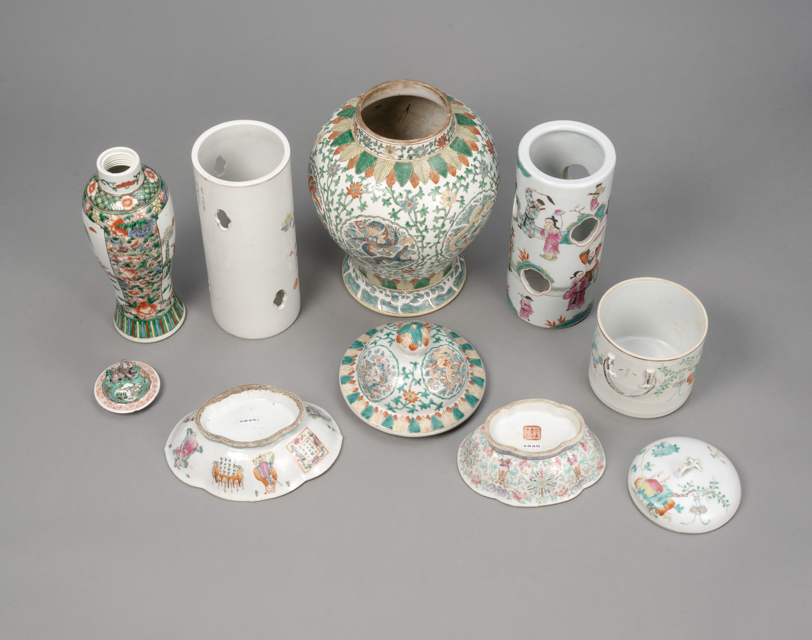 TWO 'FAMILLE ROSE' PORCELAIN HAT STANDS, TWO VASES AND COVERS, A LIDDED BOX, AND TWO STEM TRAYS, E. - Image 3 of 4