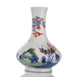 Flaschenvase aus Porzellan mit unterglasurblauem und emailliertem Figuren- und Landschaftsdekor