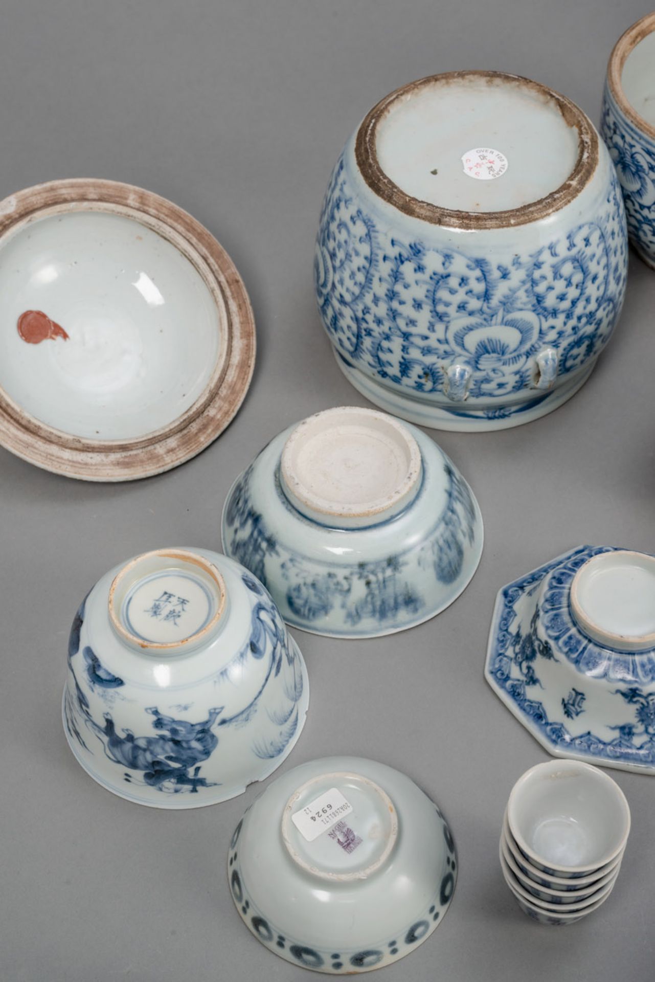 A GROUP OF 35 PIECES OF BLUE AND WHITE PORCELAIN, I.A. TEK SING CUPS AND SAUCERS, LIDDED BOXES - Image 4 of 4