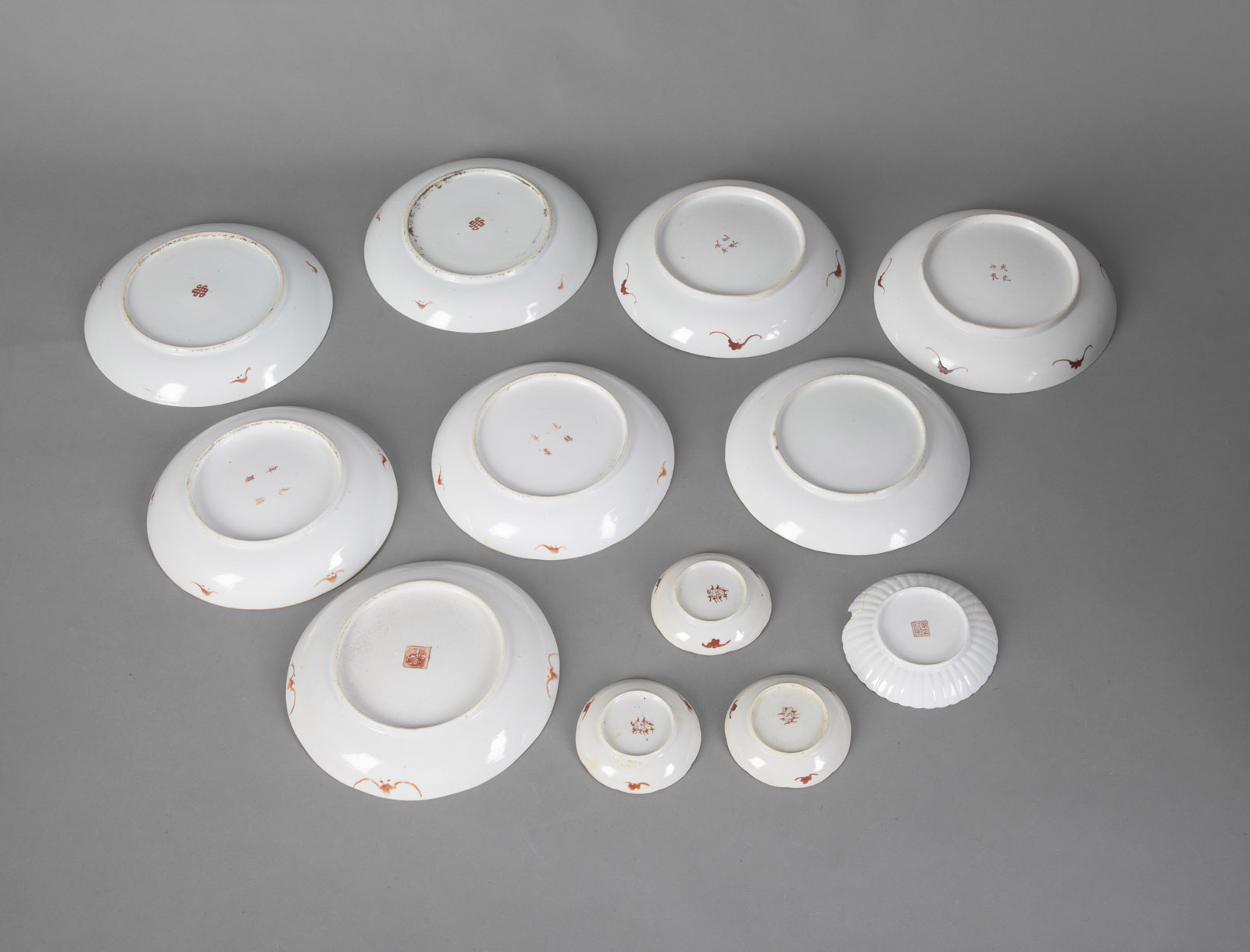 A GROUP OF TWELVE 'FAMILLE ROSE' PORCELAIN PLATES AND BOWLS WITH BUTTERFLY, FLOWER AND FRUIT DECORA - Image 3 of 3