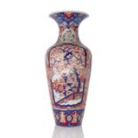 Große Bodenvase aus Porzellan mit floralem Dekor in den Farben der Imari-Palette