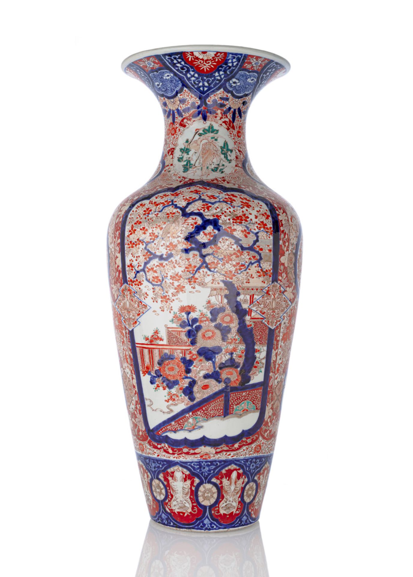 Große Bodenvase aus Porzellan mit floralem Dekor in den Farben der Imari-Palette