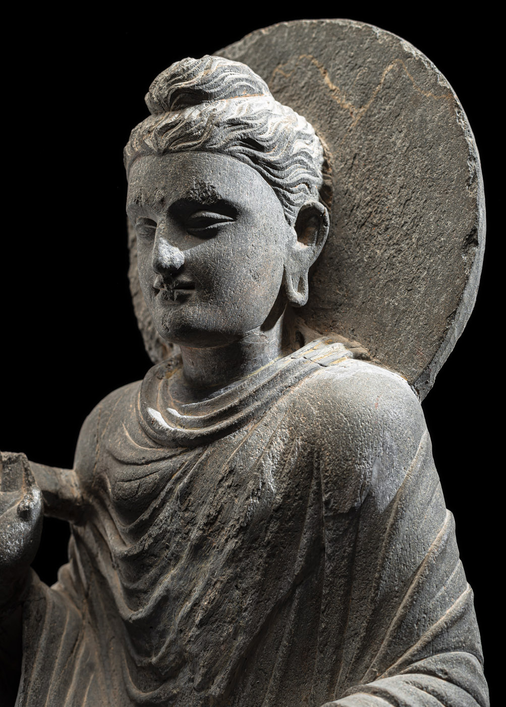 Feine Figur des Buddha Shakyamuni aus grauem Schiefer - Bild 4 aus 5