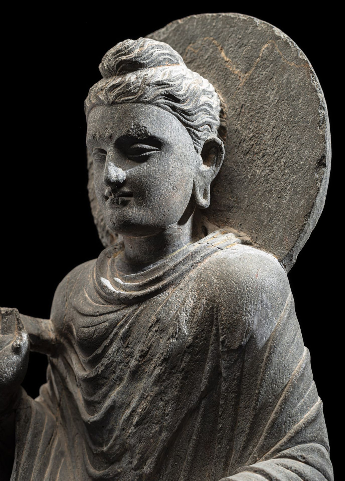 A FINE GREY SCHIST FIGURE OF BUDDHA SHAKYAMUNI - Image 4 of 5