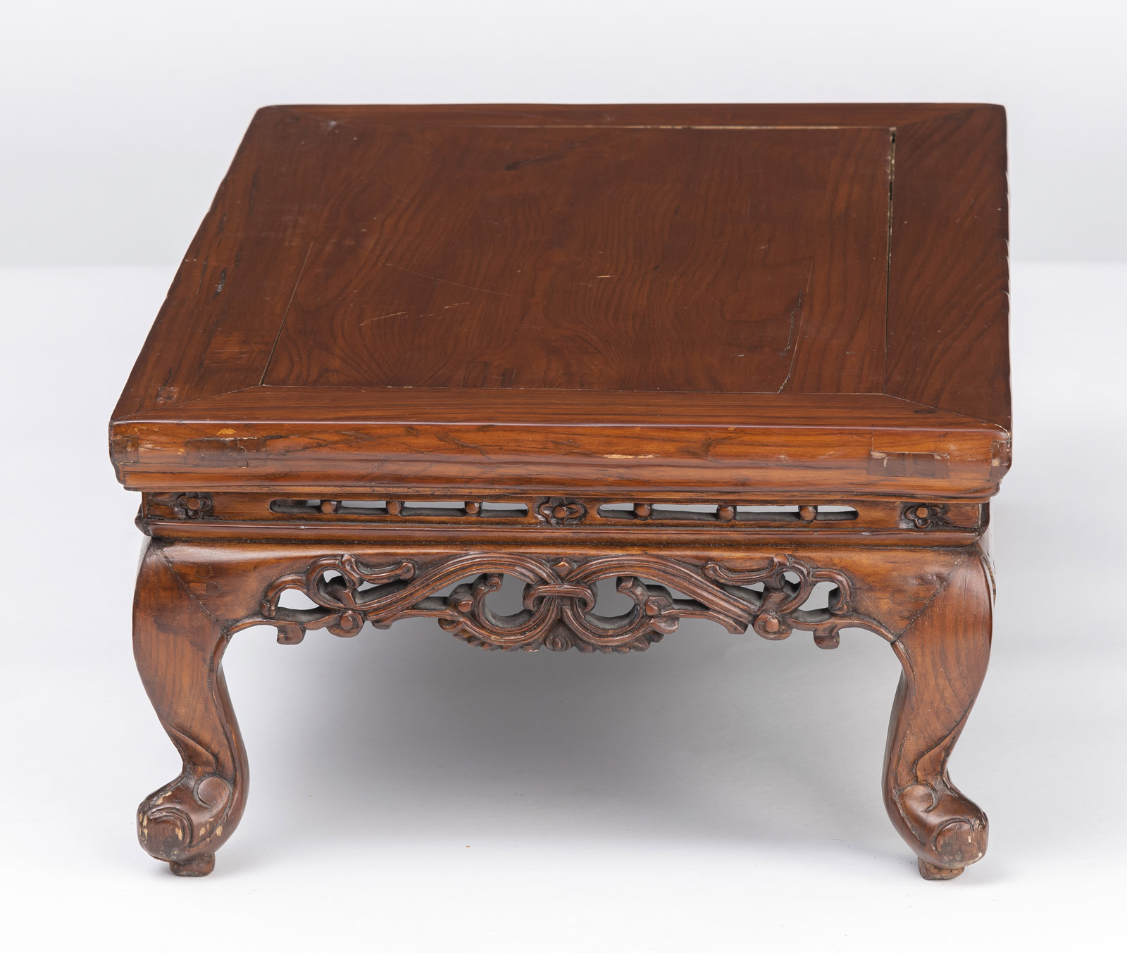 A WOODEN KANG TABLE WITH CURVED LEGS AND PARTLY IN OPENWORK CARVED APRONS - Image 5 of 5