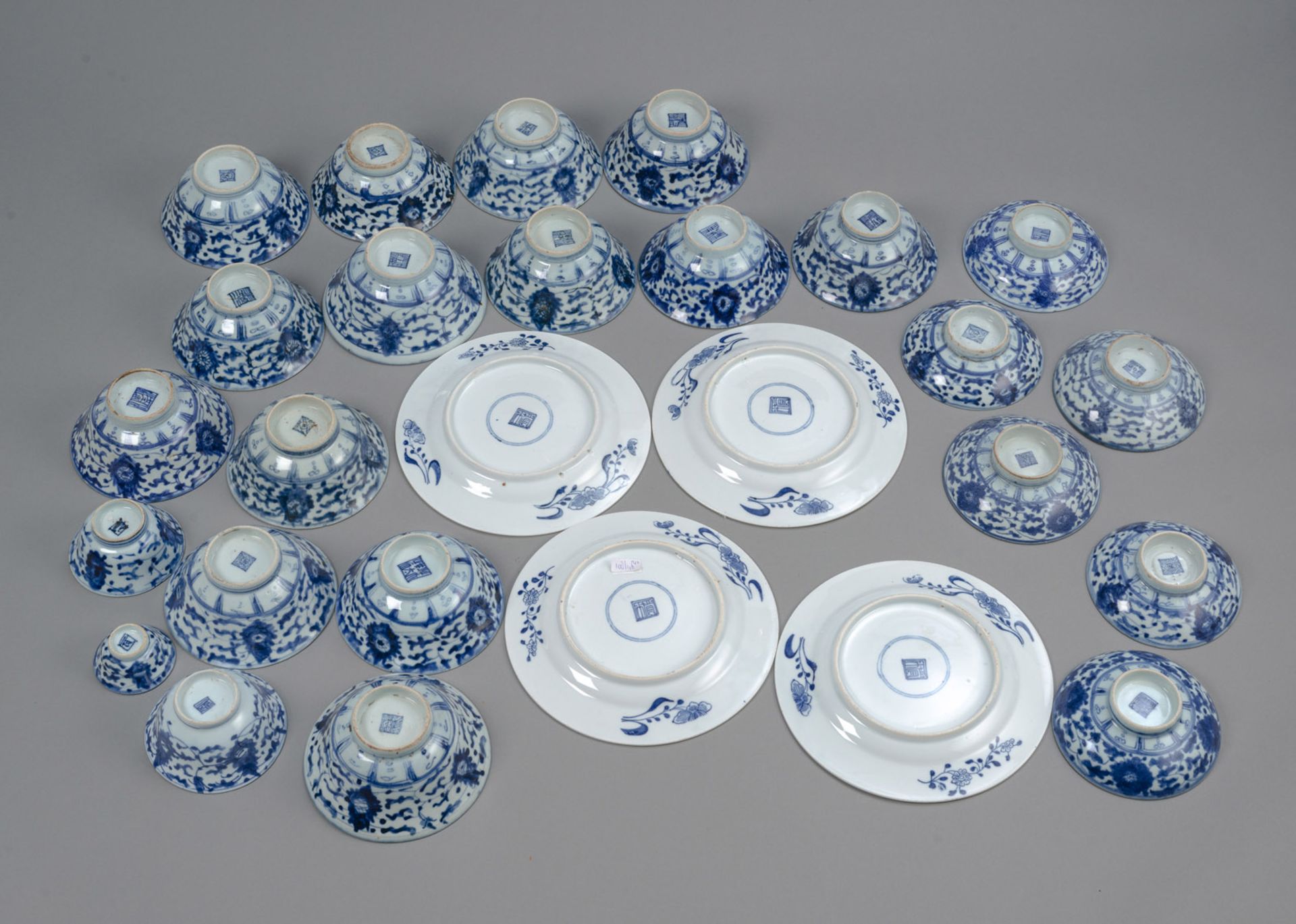Konvolut Porzellan mit unterglasurblauem Dekor: 24 Schalen in unterschriedlichen Größen und vier Te - Bild 2 aus 2