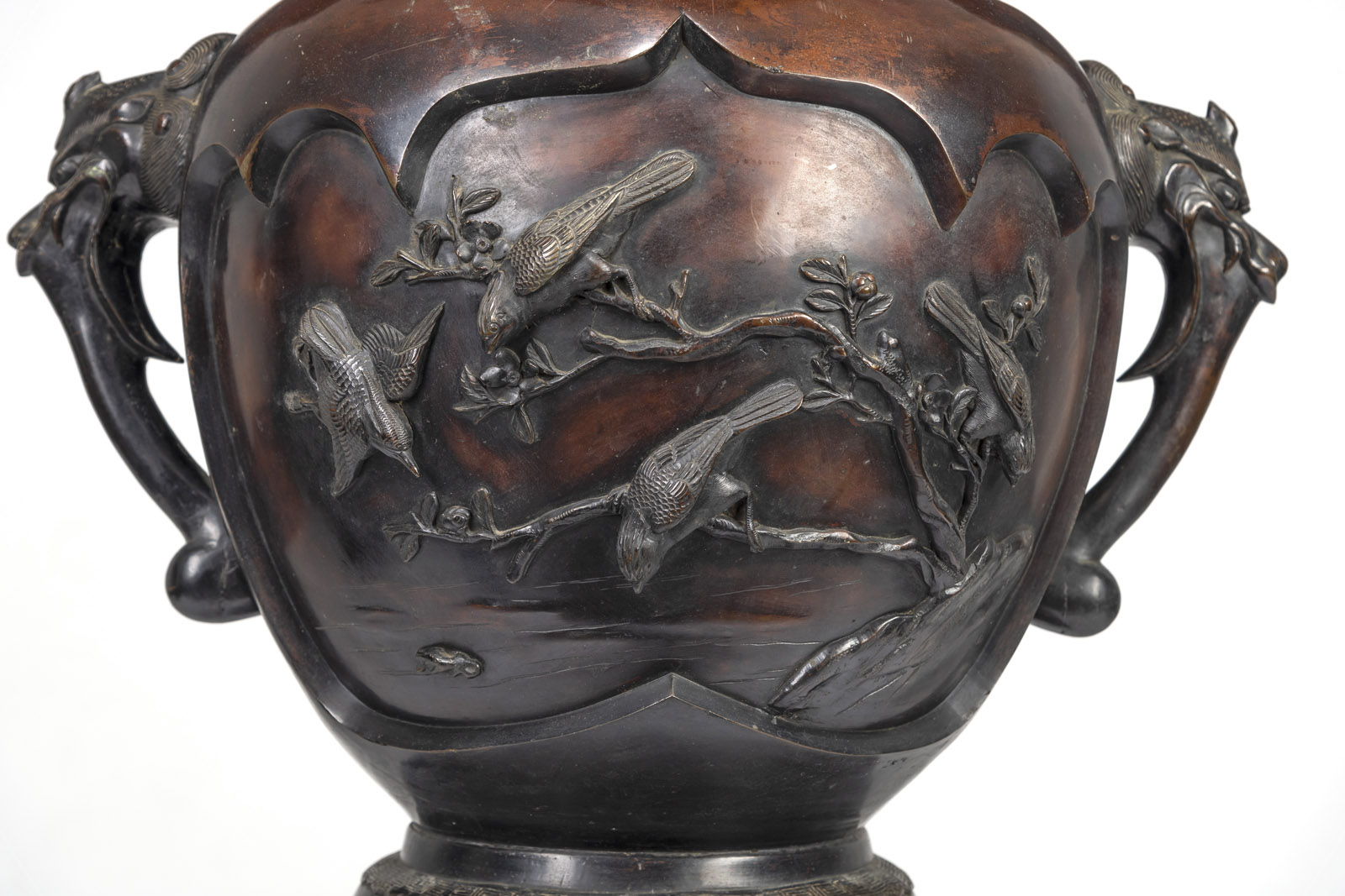 A LARGE BRONZE VASE WITH TWO BAKU HEAD HANDLES AND RESERVES DEPICTING FLOWERS AND BIRD IN RELIEF ON - Image 3 of 8