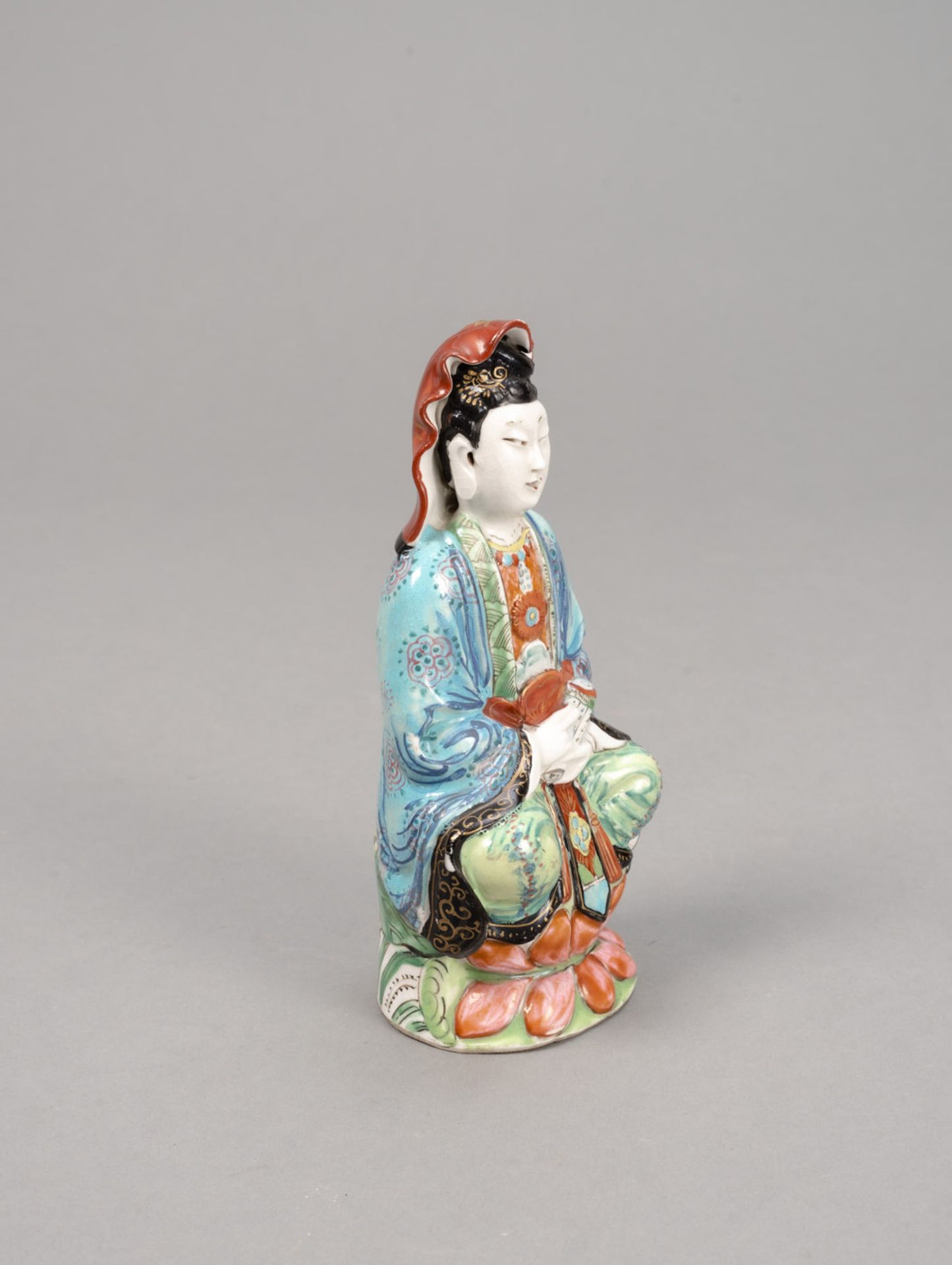 A 'FAMILLE ROSE' PORCELAIN FIGURE OF GUANYIN - Image 2 of 4