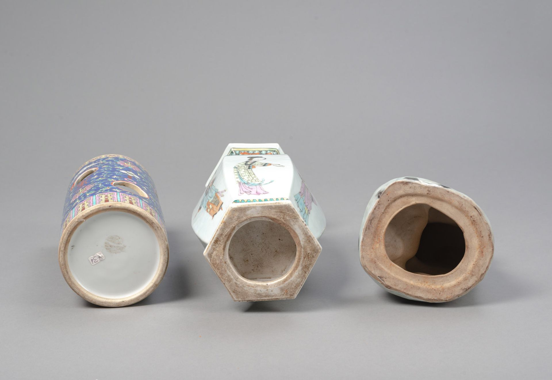 Konvolut Porzellan/Cloisonné: zwei 'Famille rose'-Vasen, ein Hutständer, eine Porzellanfigur eines - Bild 6 aus 6