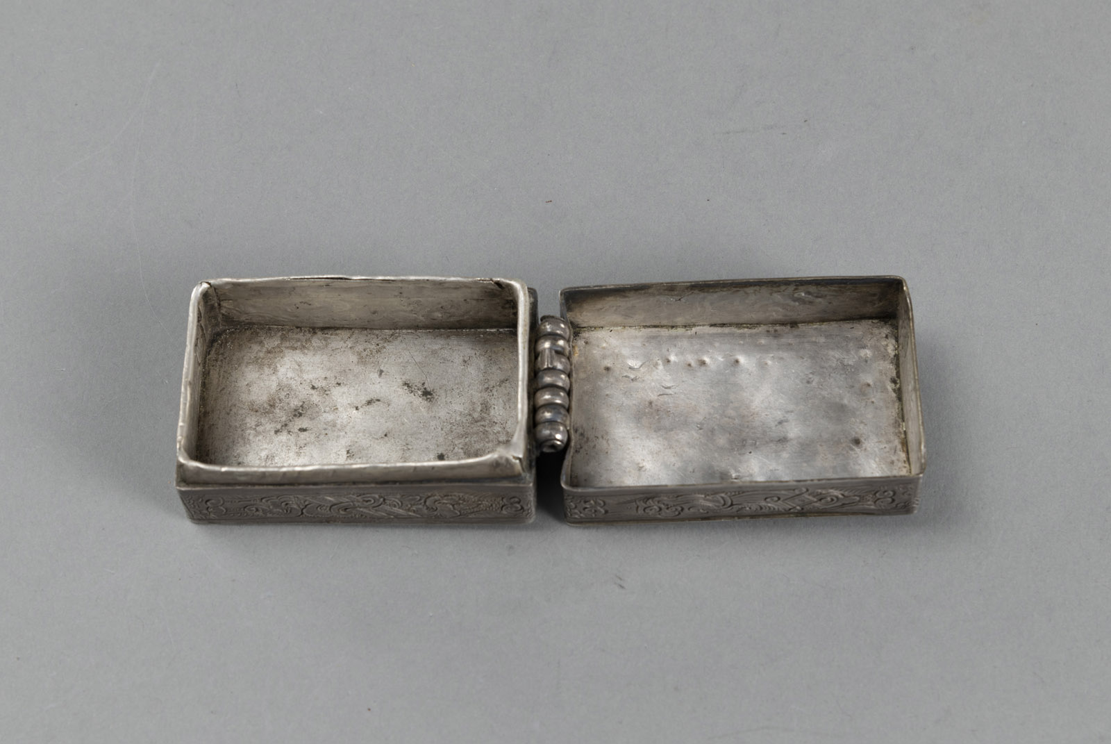 A RECTANGULAR SILVER BOX WITH HINGED COVER DEPICTING TWO WHITE SNOW LIONS - Image 3 of 4