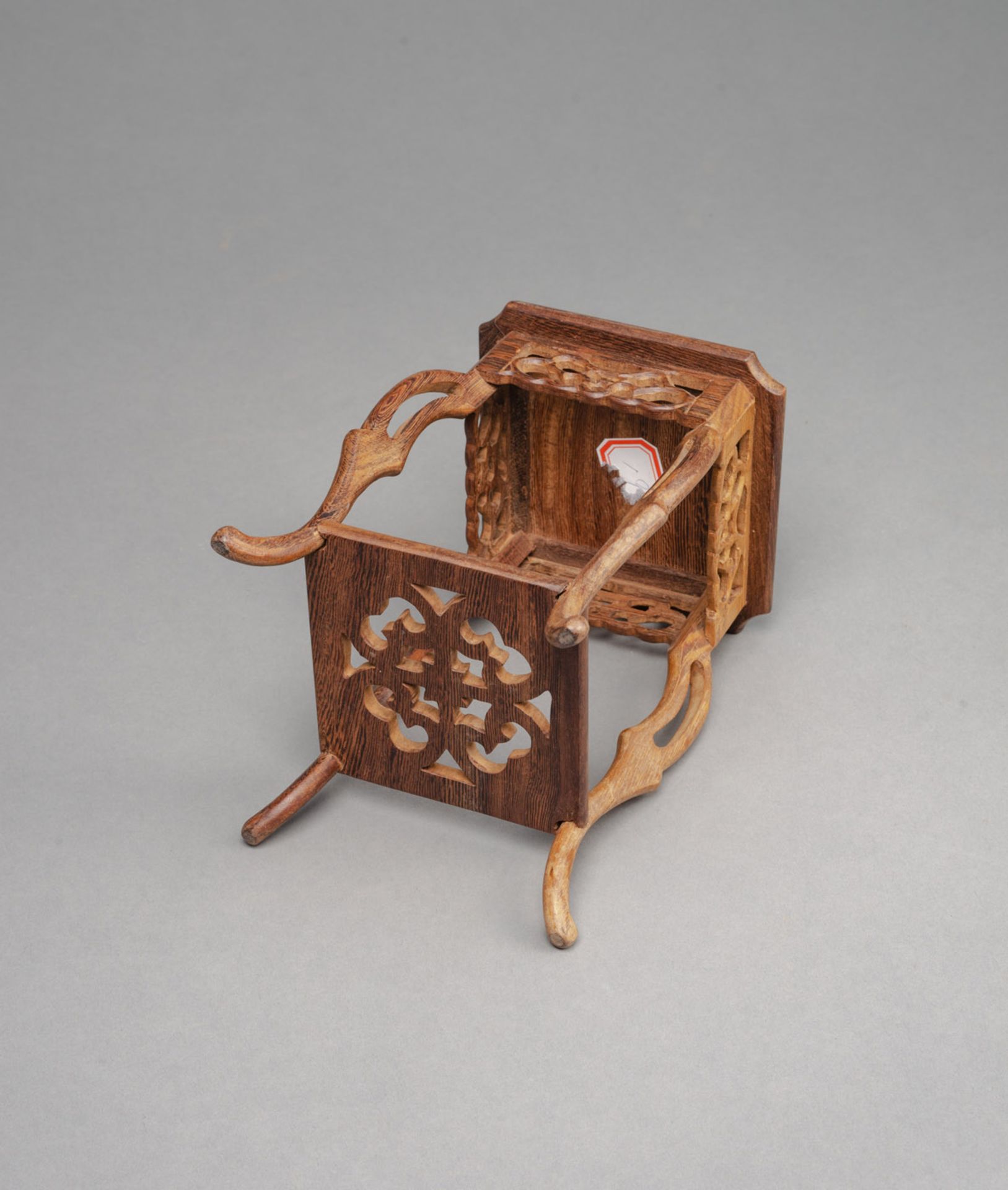 A SMALL SQUARE WOOD VASE STAND - Image 3 of 4