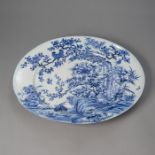 Große ovale Porzellanplatte mit unterglasurblauem Blumen- und Vogeldekor