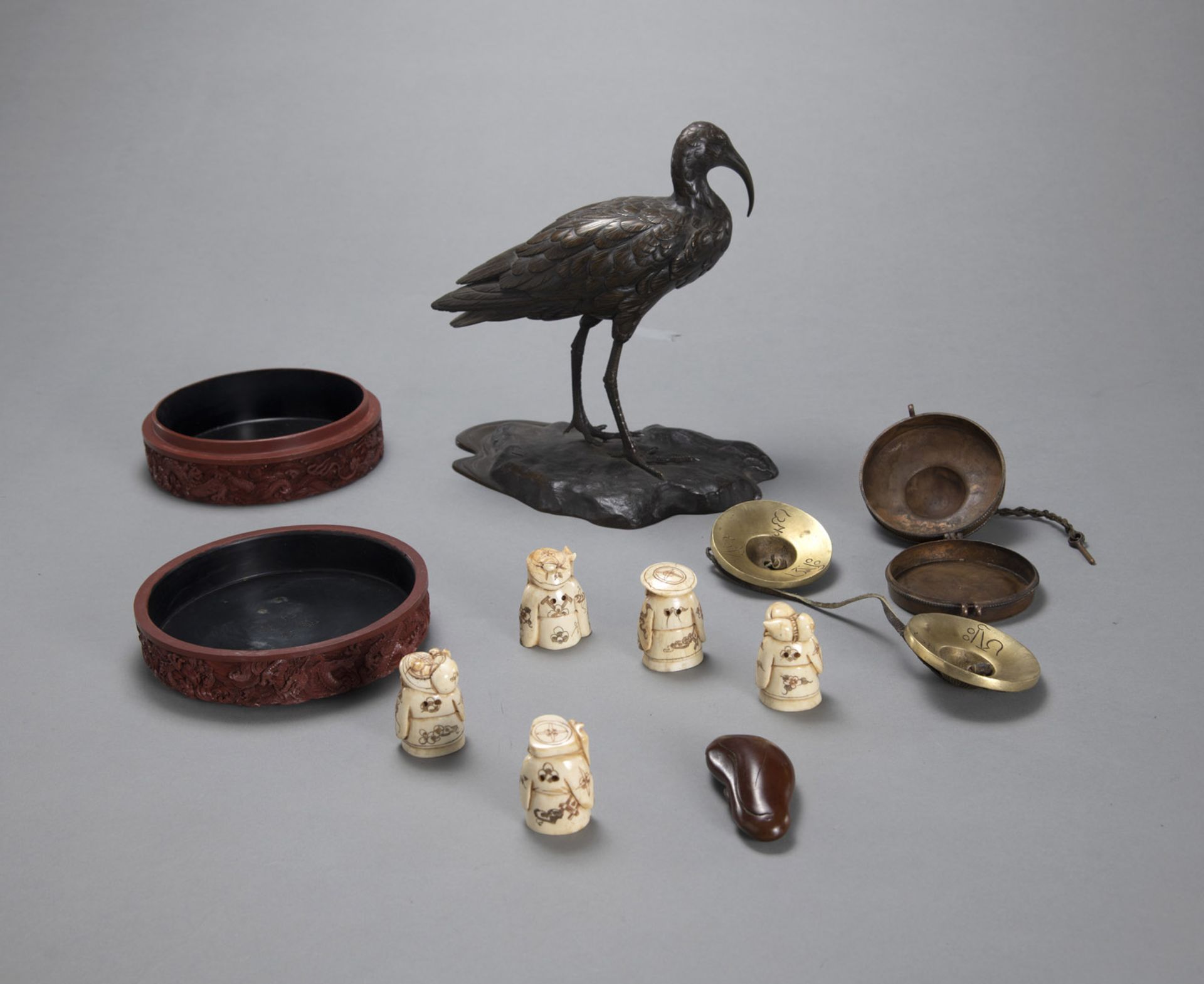 Konvolut Kunstgewerbe mit Bronze-Okimono, Deckeldose mit Drachendekor, Netsuke, u. a. - Bild 2 aus 6