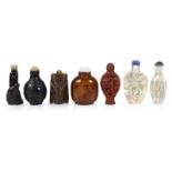 Sieben Snuffbottles aus Glas, Perlmutt und Horn