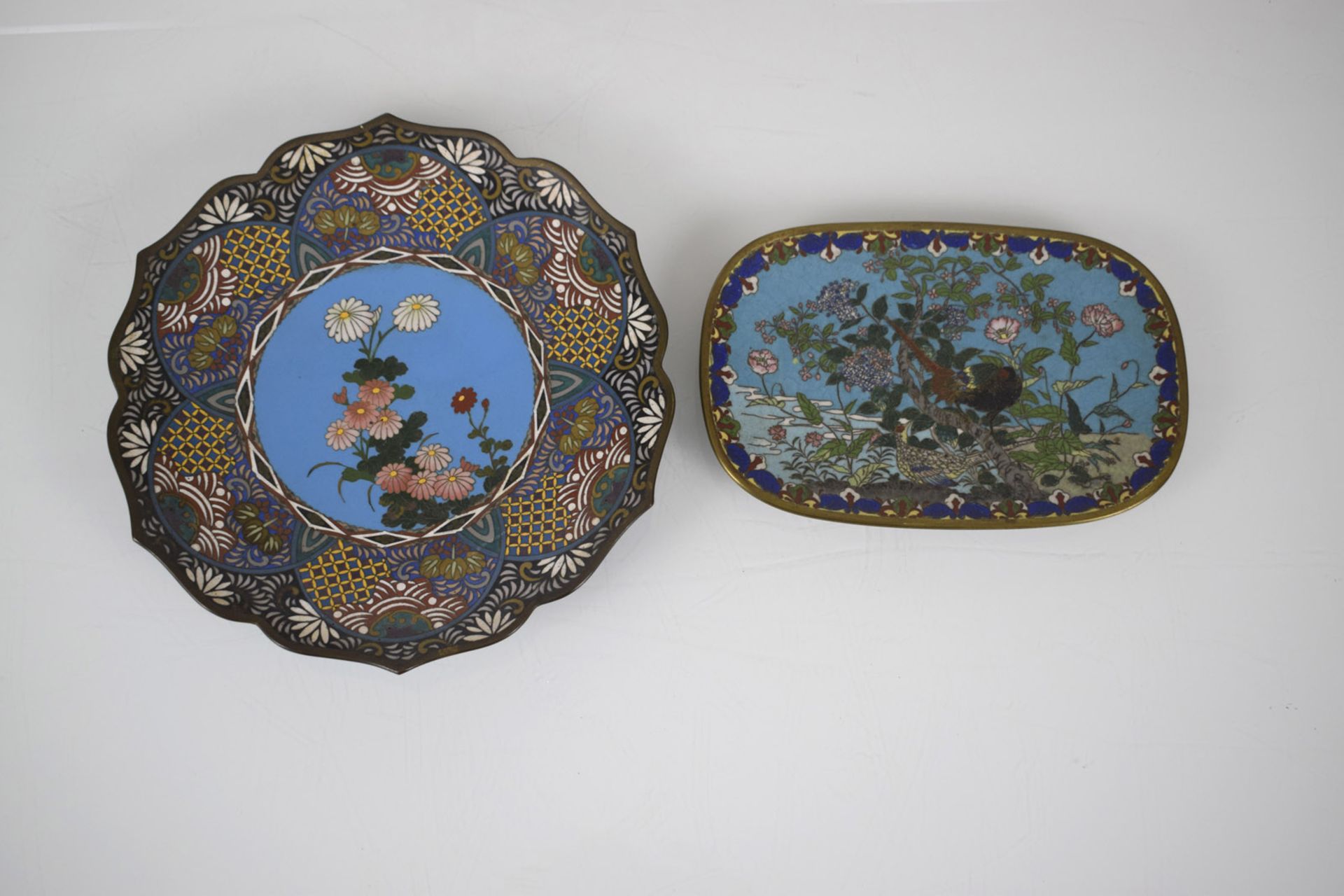 Zwei Cloisonné-Teller, ein blütenförmiger Imari-Porzellanteller und eine Imari-Vase - Bild 4 aus 7
