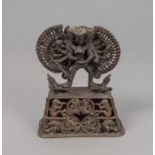 Bronze einer tantrischen Gottheit in yab-yum auf einem in Durchbruch gearbeiteten Podest