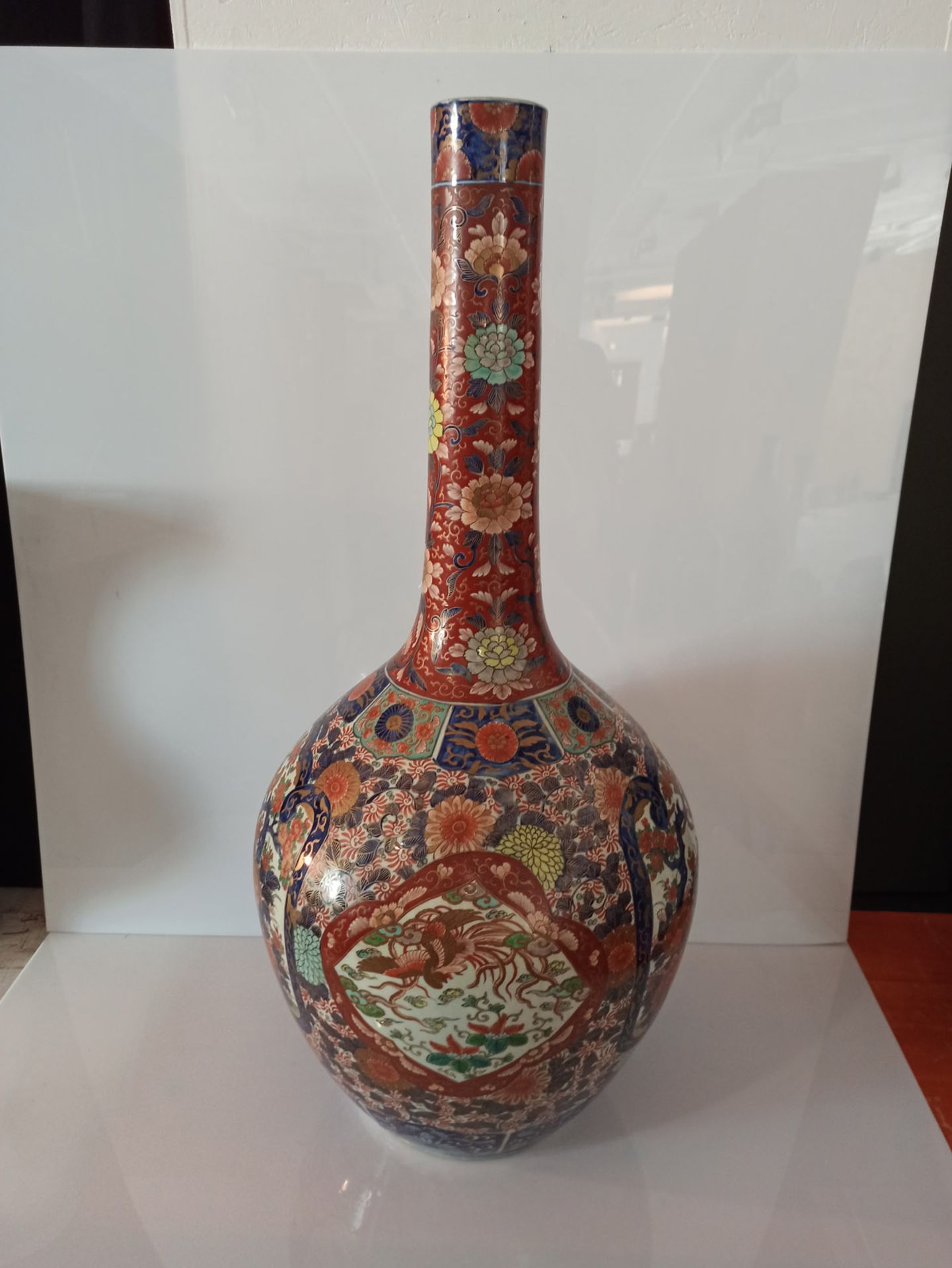 A LARGE NARROW-NECKED IMARI PORCELAIN VASE DECORATED WITH BIRDS AND FLOWERS - Image 6 of 9