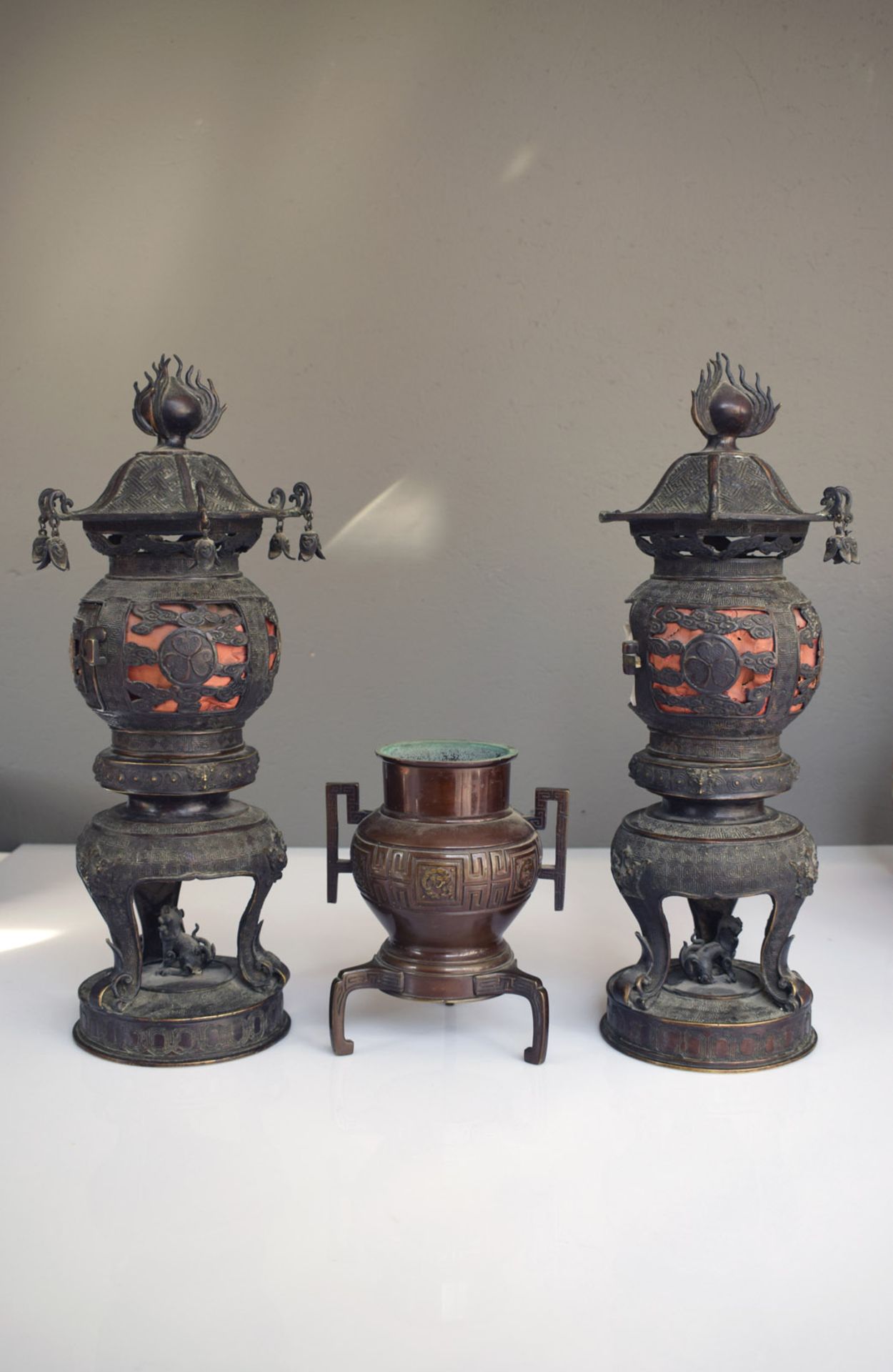 A PAIR OF BRONZE LANTERNS AND OTHER BRONZE WORKS - Image 2 of 24