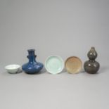 Konvolut monochromes Porzellan: zwei Vasen, zwei Untertassen, eine Schale