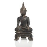 Bronze des Buddha Shakyamuni mit schwarzer- und goldfarbener Lackfassung