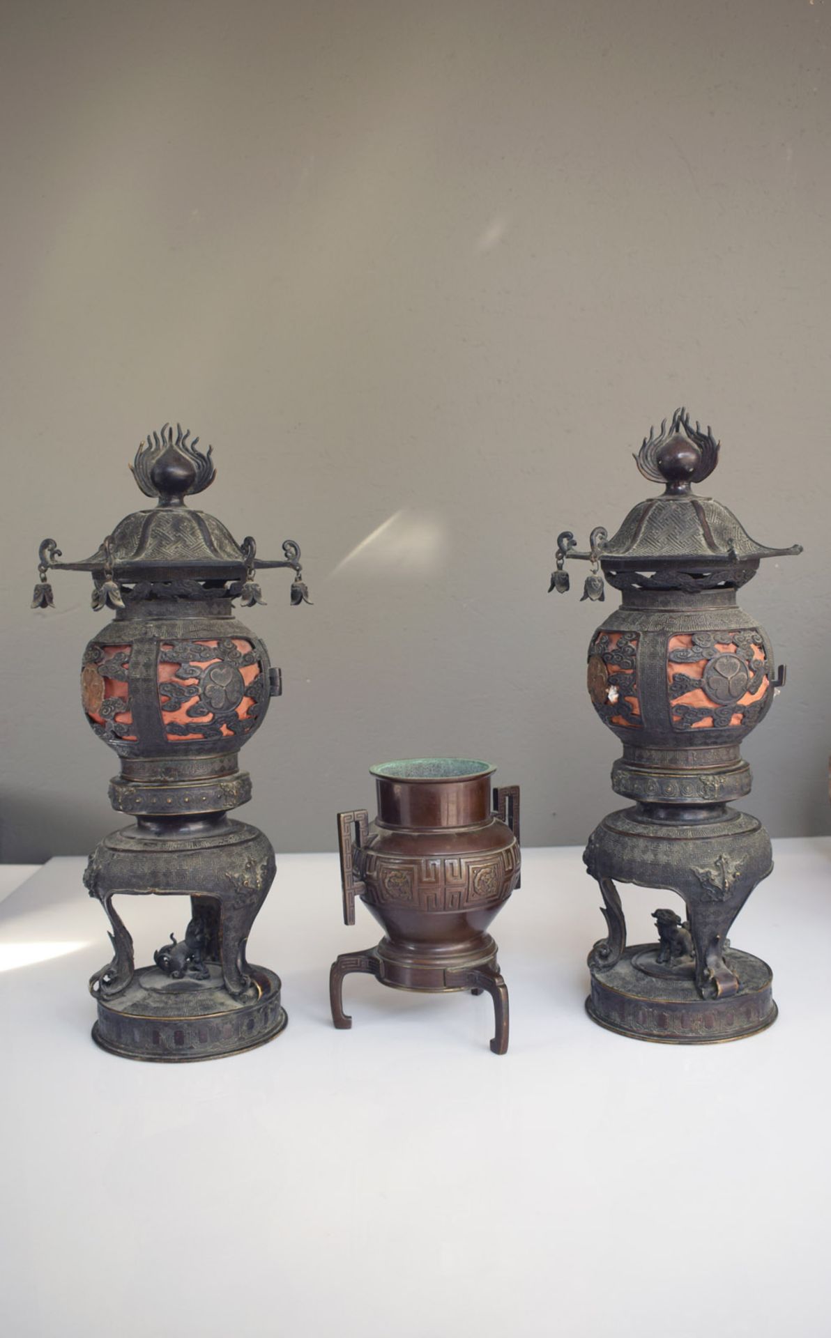 A PAIR OF BRONZE LANTERNS AND OTHER BRONZE WORKS - Image 3 of 24