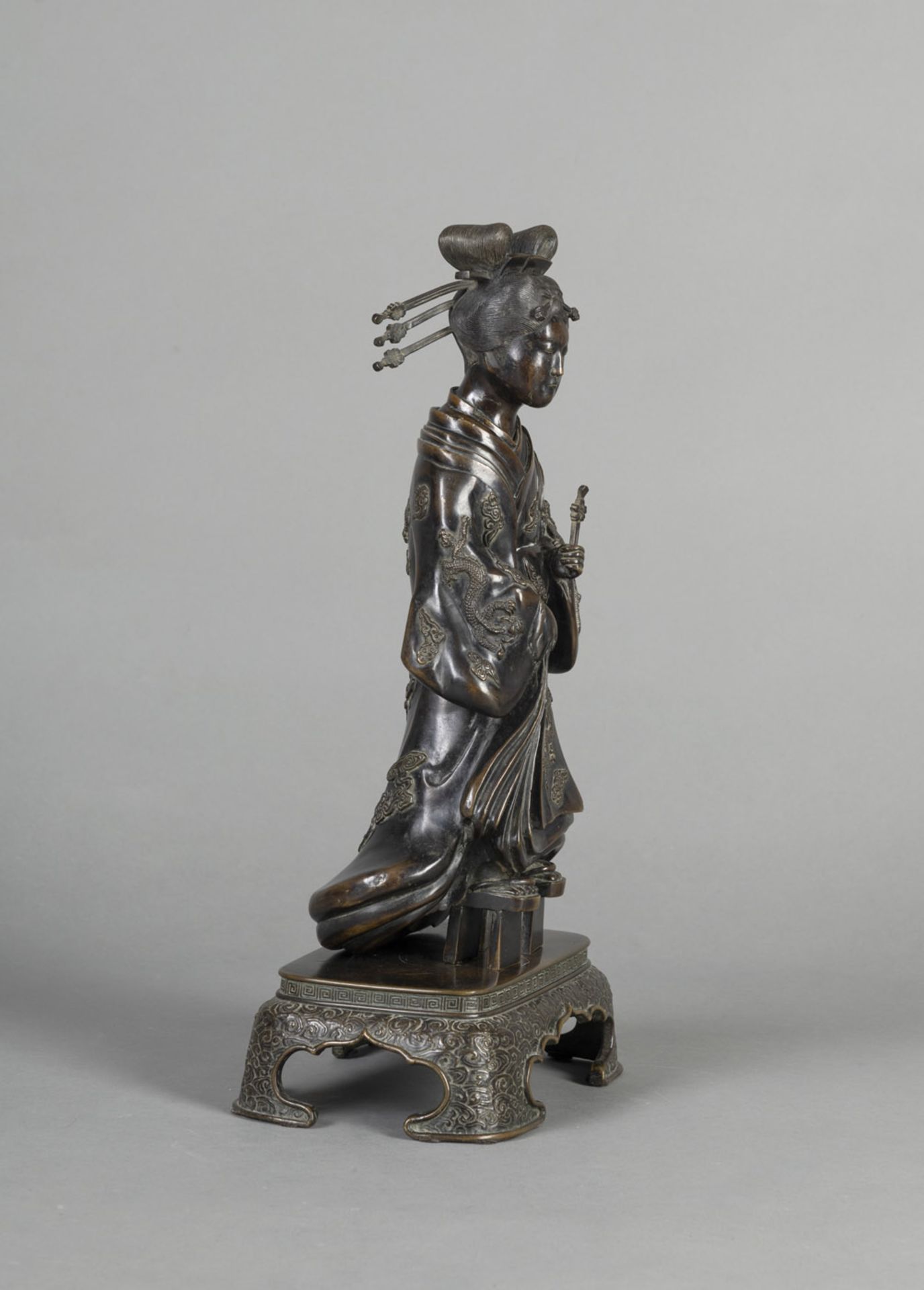 A TWO-PART BRONZE OKIMONO OF A GEISHA WEARING A DRAGON KIMONO - Image 2 of 4