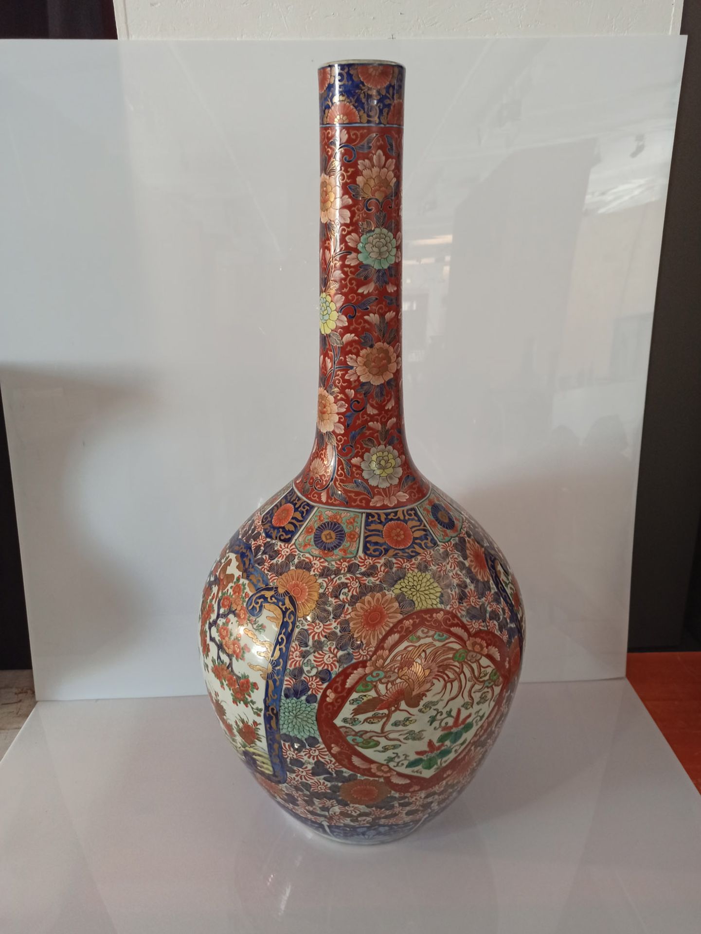 A LARGE NARROW-NECKED IMARI PORCELAIN VASE DECORATED WITH BIRDS AND FLOWERS - Image 4 of 9
