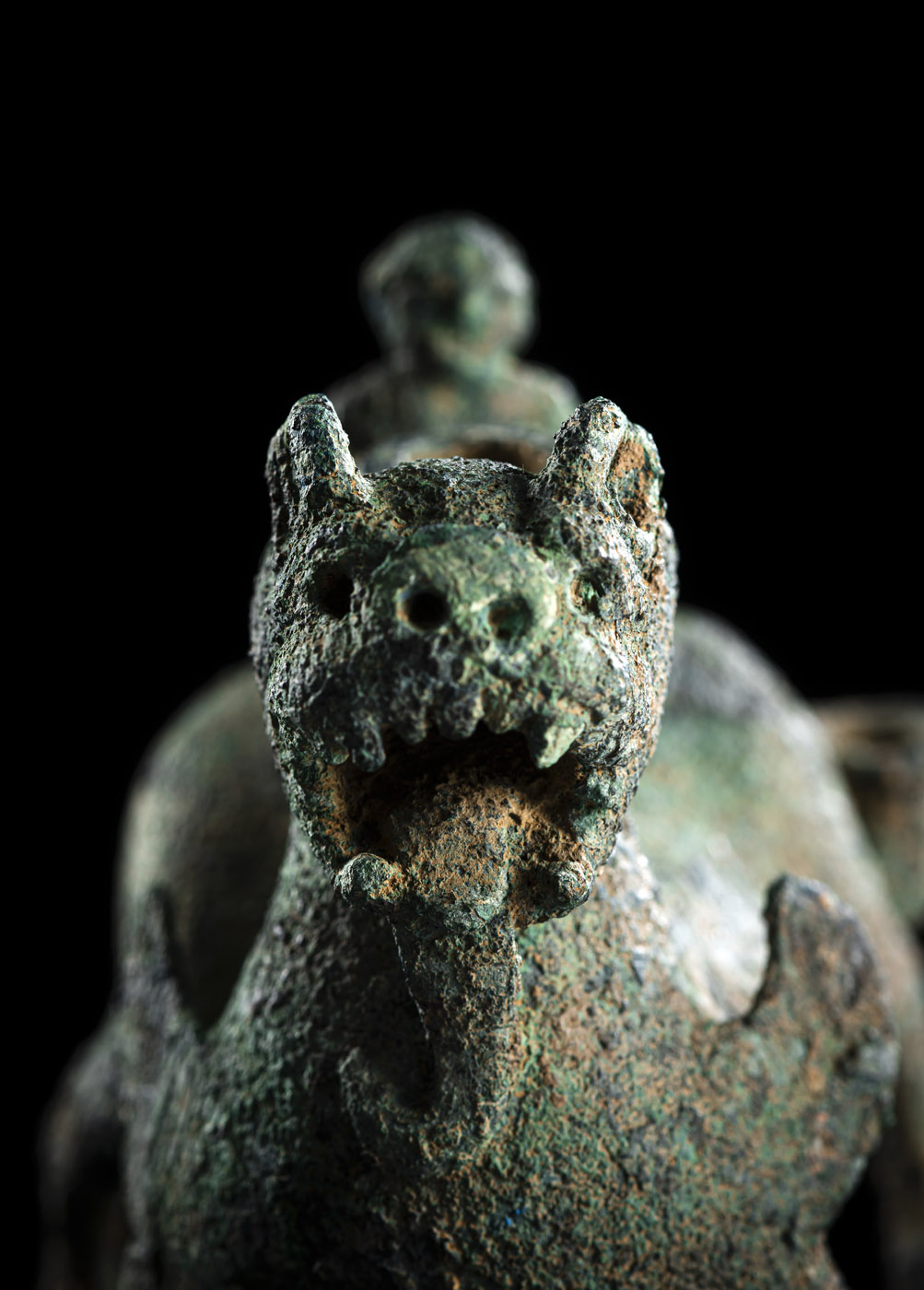 A SMALL RARE BRONZE CHIMERA-FORM VESSEL - Image 4 of 8