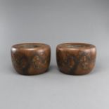 Paar Cachepots aus Holz mit Dekor von Kirschblütenweigen in Lack und Kupfereinsätzen