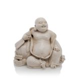 Figur des sitzenden Hotei aus Porzellan mit feinmaschig craquelierter Glasur