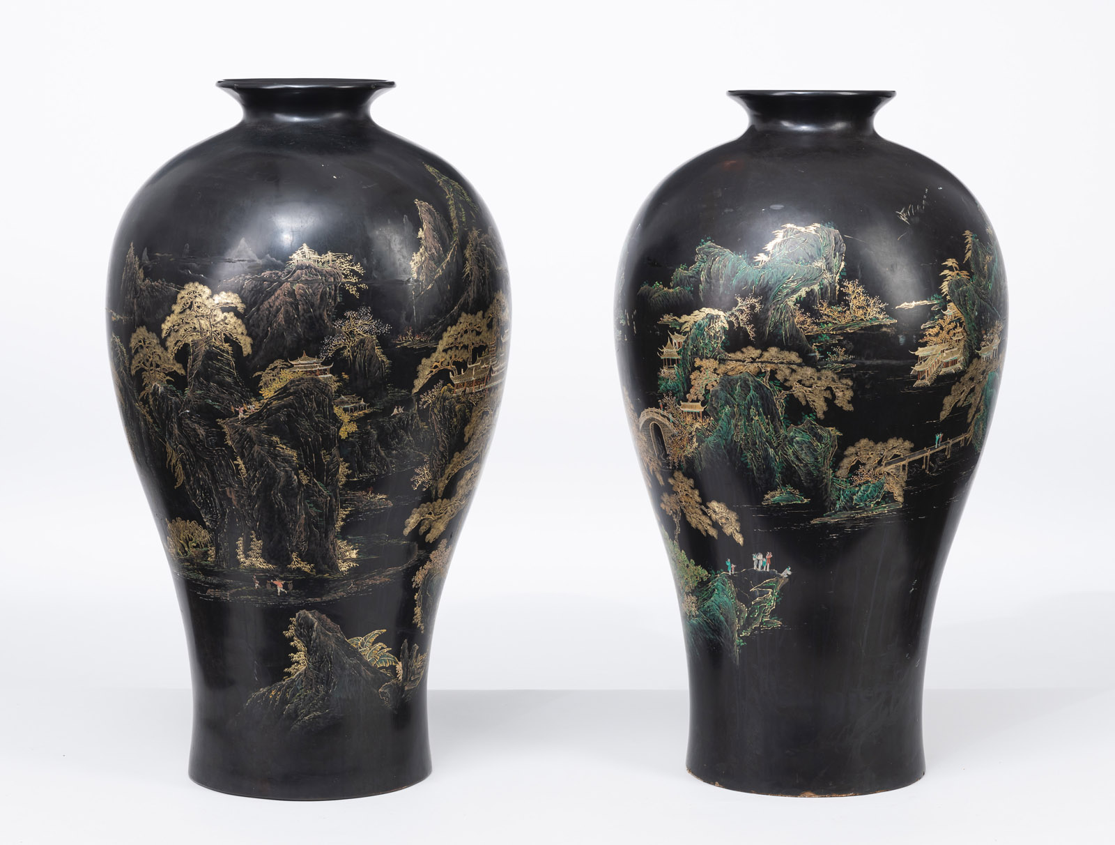 A PAIR OF LARGE GOLD- AND BLACK-LACQUER LANDSCAPE VASES, 'MEIPING' - Image 4 of 6