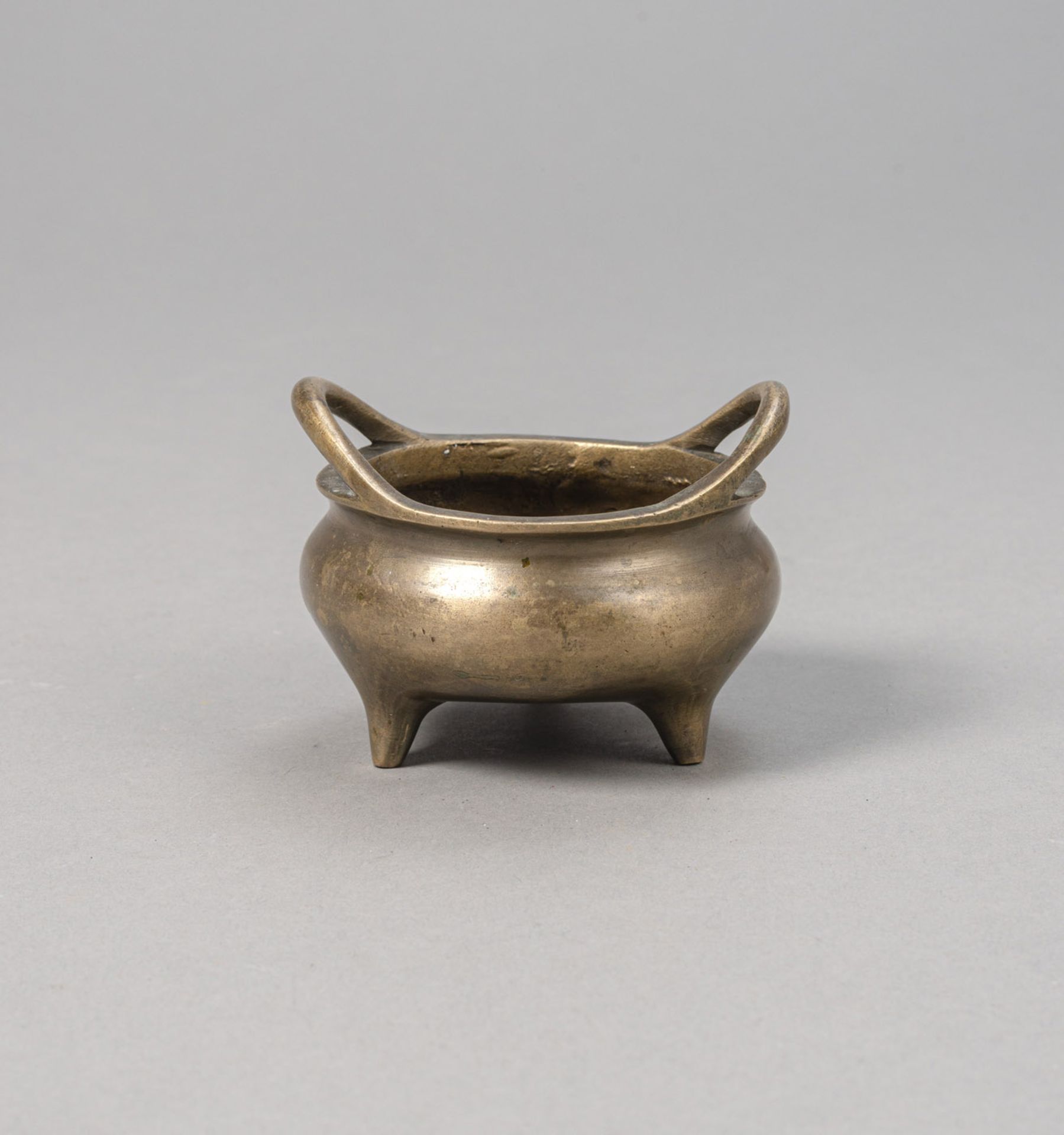 A SMALL BRONZE INCENSE BURNER ON THREE SHORT FEET, INSIDE DRAGON RELIEF - Image 2 of 4