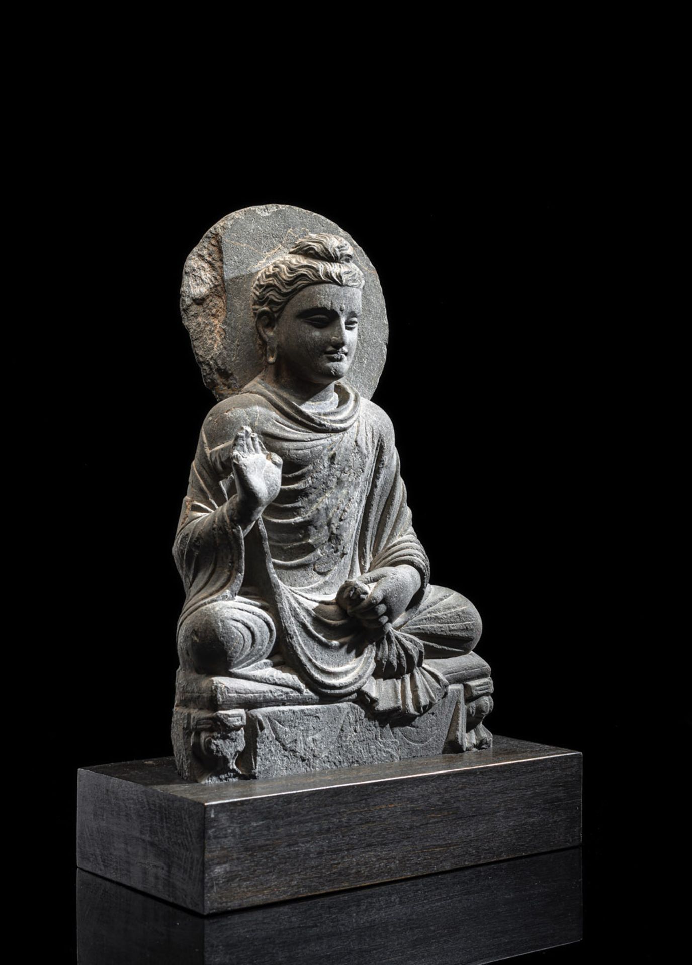 Feine Figur des Buddha Shakyamuni aus grauem Schiefer - Bild 2 aus 5