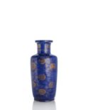 Puderblaue Rouleau-Vase mit Goldmalerei von Lotus