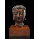 Kopf des Buddha aus Tonware mit Lackauflage und Vergoldung