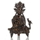 Kleine Bronze des Guanyin, auf einem Podest mit Vogel sitzend dargestellt