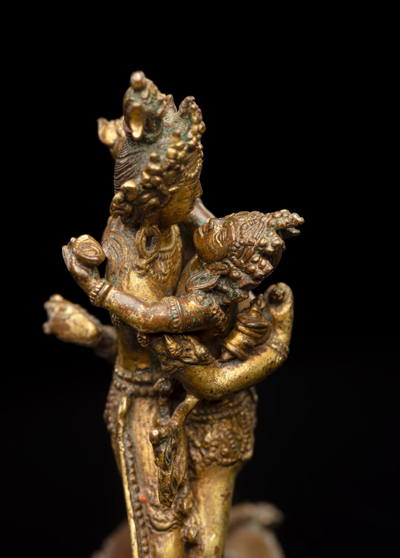 A PARCEL GILT-BRONZE FIGURE OF CHAKRASAMVARA AND VAJRAVARAHI - Image 2 of 2